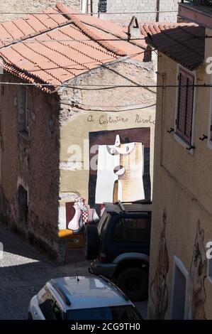 ORGOSOLO - ITALIEN - 15 AGOSTO 2020: Murales 1969 Orgosolo Italien seit etwa`s spiegeln die Wandmalereien verschiedene Aspekte der politischen Straße Sardiniens wider Stockfoto